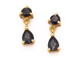 une paire de boucles d'oreilles en saphir sur fond blanc