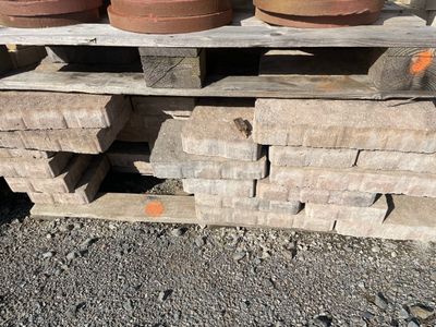 de nombreux pots posés sur une palette en bois