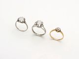 trois bagues en or et en argent serties de diamants sur fond blanc