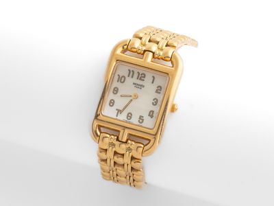 une image d'un gros plan d'une montre-bracelet sur une surface blanche
