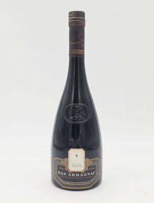 une bouteille de vin posée sur une table blanche