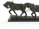 statue représentant deux chevaux tirant une charrette sur laquelle se trouve un homme