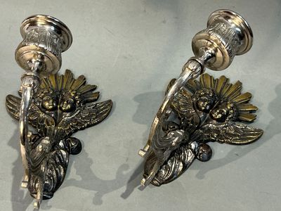 deux bougies posées sur une table