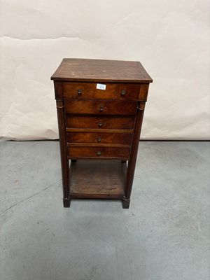 une vieille table en bois avec trois tiroirs et un tiroir en dessous