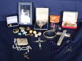 un grand nombre d'objets posés sur une table