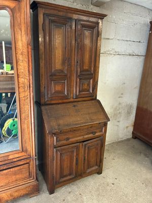 une armoire en bois surmontée d'un miroir