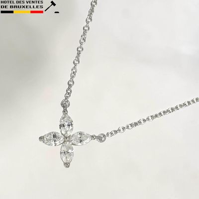 un collier en argent orné d'une fleur en cristal
