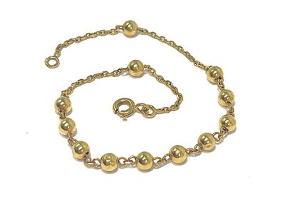 an image of a gold necklace with a chain and a clasp