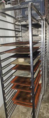 de nombreux plateaux de nourriture posés sur une étagère dans la cuisine