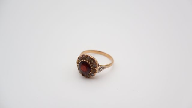 Bague en or 18 carats 750 millièmes à décor d’une petite pierre b...