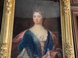 peinture d'une femme en robe bleue dans un cadre doré