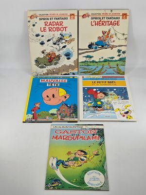 quatre livres pour enfants, dont les aventures de Tintin et les aventures de Tintin