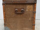 une vieille valise posée par terre