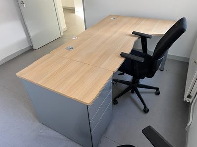 Bureau en mél. avec caisson, 2 fauteuils, une chaise et une …