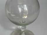 un vase en verre posé sur une table