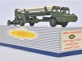 une maquette de véhicule militaire exposée sur une surface blanche