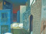 une peinture représentant une scène de rue avec un bâtiment bleu en arrière-plan
