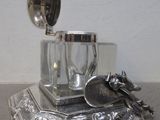 un plateau en argent sur lequel sont posés une cuillère et un verre