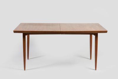 une table en bois avec deux rallonges sur le plateau et des pieds
