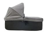 poussette gris et noir sur fond blanc