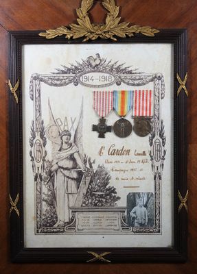 une vieille photo représentant une photo encadrée d'une médaille et une médaille