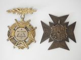 deux médailles de l'Ordre du Mérite et de l'Ordre de la Croix
