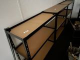un bureau avec une étagère et une chaise dans une pièce