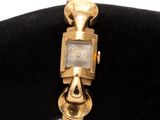 une montre-bracelet en or montée sur un bracelet en velours noir