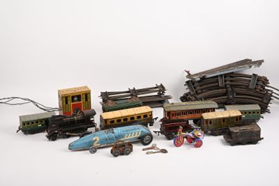 de nombreux petits trains et petites voitures posés sur une surface blanche