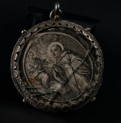 Reliquaire ovale en argent avec gravures de la Vierge appara…