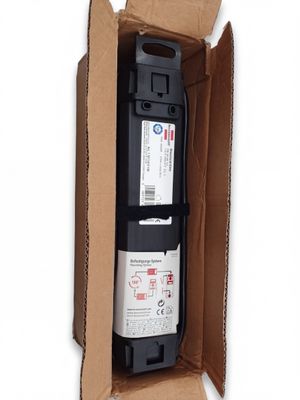 une boîte ouverte contenant quelques appareils électroniques