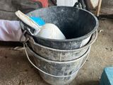 un seau contenant une brosse à dents, posé par terre