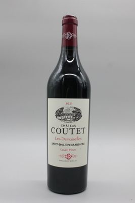 la bouteille de vin rouge est posée sur la table