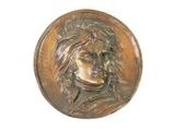 un médaillon en bronze représentant un homme aux cheveux longs
