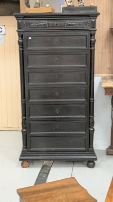 une photo d'une commode noire dans une pièce