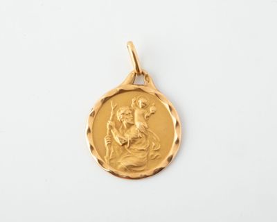 une pièce d'or sur laquelle figure une femme tenant un enfant dans ses bras