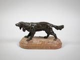 statue en bronze d'un chien sur un socle en marbre sur fond blanc