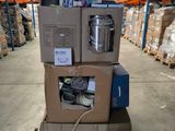 de nombreux cartons empilés les uns sur les autres dans un entrepôt
