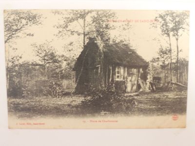 une vieille photo d'une petite maison au toit de chaume