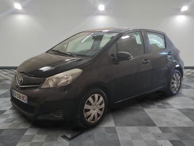 une photo d'une Toyota Yaris noire garée sur un sol à damier