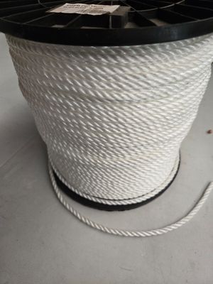 une corde blanche surmontée d'une bobine noire