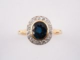 gros plan d'une bague en saphir bleu et diamant sur une surface blanche