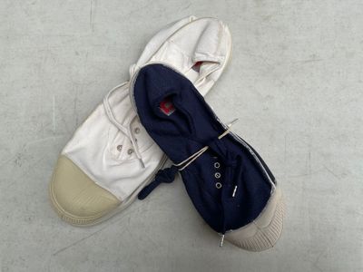 une paire de chaussures posée par terre