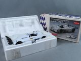 une boîte contenant une maquette de voiture de course