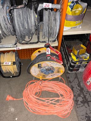de nombreux types de fils différents sur les rayons du magasin
