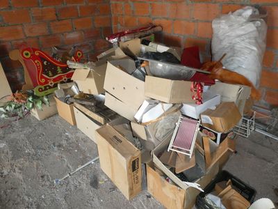 un tas de cartons et d'autres objets par terre