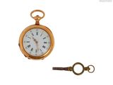 une montre de poche en or et une clé sur fond blanc