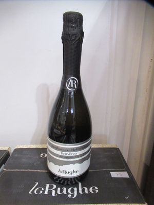une bouteille de champagne posée sur une boîte