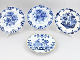 quatre assiettes bleues et blanches ornées de motifs floraux