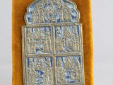 une vieille broche en argent et émail bleu représentant des personnes à une fenêtre